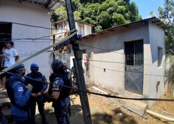 Homem morre ao trocar tiros com segurança de fábrica de joias, em Manaus