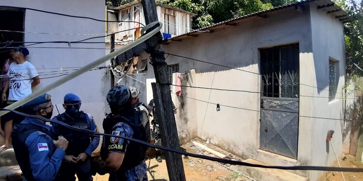 Homem morre ao trocar tiros com segurança de fábrica de joias, em Manaus