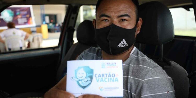 No Careiro Castanho, população é vacinada em mutirão no sistema drive-thru