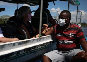 Em Iranduba, população é vacinada por drive-thru de canoa