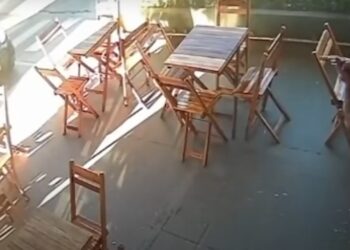 Policiais militares são presos após duelarem por namorada