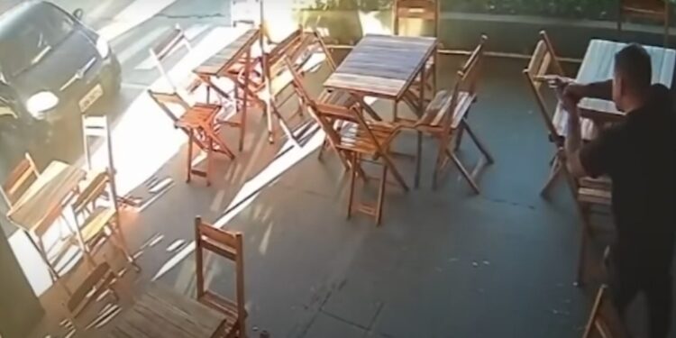 Policiais militares são presos após duelarem por namorada