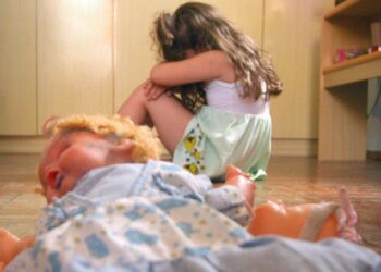 Menina de 7 anos denuncia avô por estupro após ver reportagem sobre o assunto