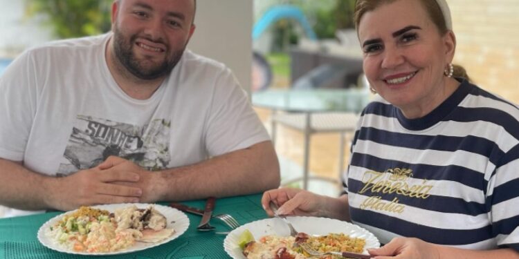 Após comer tambaqui para celebrar habeas corpus, conselheira suspeita de enriquecimento ilícito passa mal