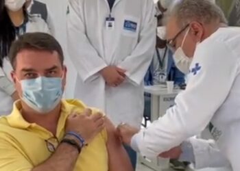 Flávio Bolsonaro toma vacina e agradece “ao negacionista Bolsonaro”, veja vídeo
