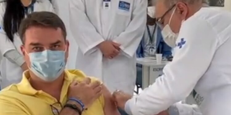 Flávio Bolsonaro toma vacina e agradece “ao negacionista Bolsonaro”, veja vídeo