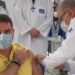 Flávio Bolsonaro toma vacina e agradece “ao negacionista Bolsonaro”, veja vídeo