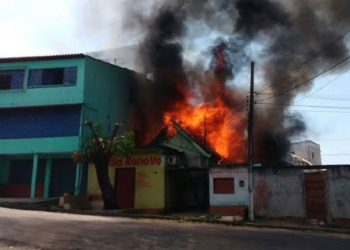 Filha vai ao mercadinho e quando volta encontra a mãe colocando fogo na casa em Manaus
