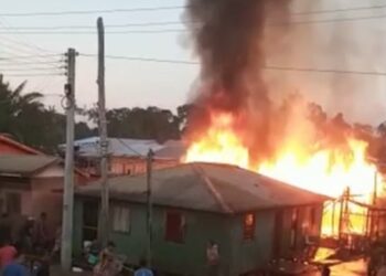 AM: Após briga, homem ateia fogo em casa com esposa e filhos dentro; veja vídeo