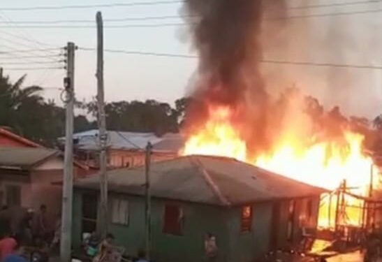 AM: Após briga, homem ateia fogo em casa com esposa e filhos dentro; veja vídeo