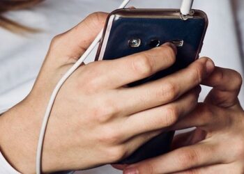 Mulheres denunciam motoboy por vazar imagens de sexo com elas; veja os prints