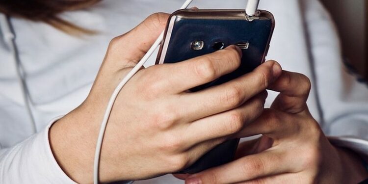 Mulheres denunciam motoboy por vazar imagens de sexo com elas; veja os prints