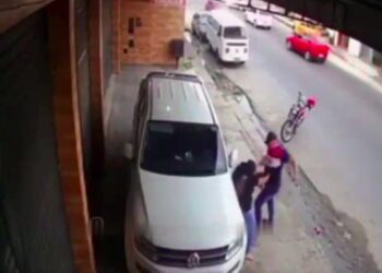 Que absurdo! Mulher é agredida com socos por homem em via pública e câmeras registraram a violência