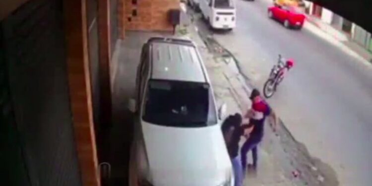 Que absurdo! Mulher é agredida com socos por homem em via pública e câmeras registraram a violência