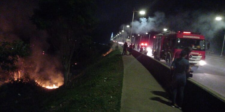 Mata é incendiada nas proximidades da ponte Rio Negro