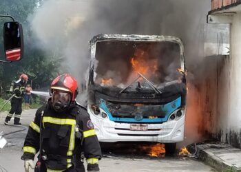 Micro-ônibus fica completamente destruído ao pegar fogo no Nova Cidade