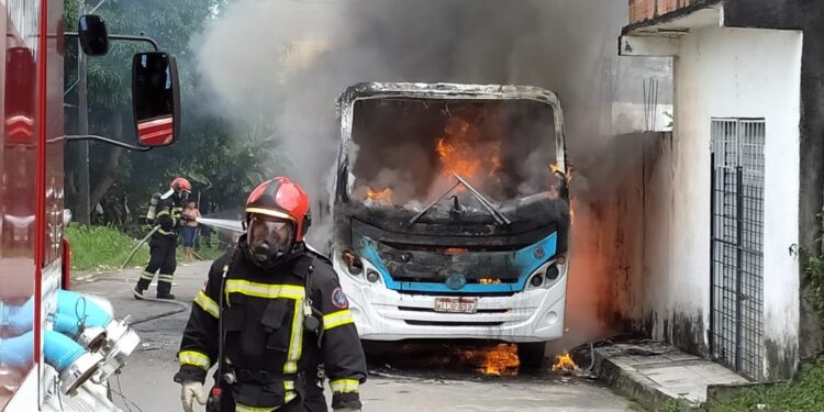 Micro-ônibus fica completamente destruído ao pegar fogo no Nova Cidade