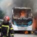 Micro-ônibus fica completamente destruído ao pegar fogo no Nova Cidade