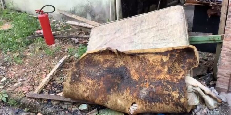 Colchão pega fogo em kitnet e três crianças foram salvas da morte em Manaus