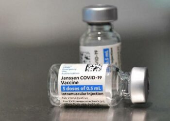 Mulher surta, agride enfermeira e quebra frascos de vacina contra Covid-19