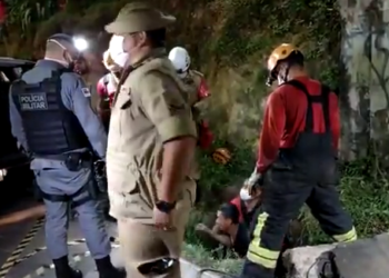 ESPIA – Para fugir de linchamento, assaltante se esconde em esgoto e dá trabalho para Bombeiros