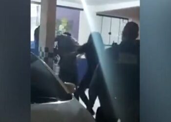 Mãe dá surra em filho após descobrir que ele sequestrou e espancou uma motorista