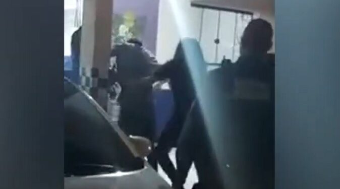 Mãe dá surra em filho após descobrir que ele sequestrou e espancou uma motorista