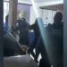 Mãe dá surra em filho após descobrir que ele sequestrou e espancou uma motorista