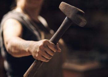 Pedreiro mata mulher a marretadas e abre cova para enterrá-la na frente dos filhos