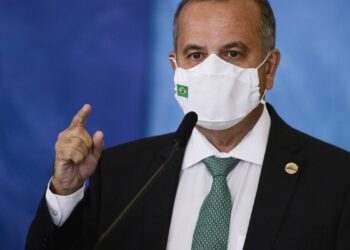 Ministro de Bolsonaro é internado para cirurgia de emergência após sofrer ataque cardíaco