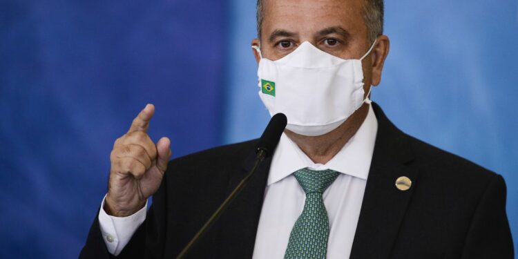 Ministro de Bolsonaro é internado para cirurgia de emergência após sofrer ataque cardíaco