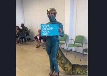 Vídeo: Comediante se fantasia de cobra para ser vacinado contra Covid-19 em Manaus