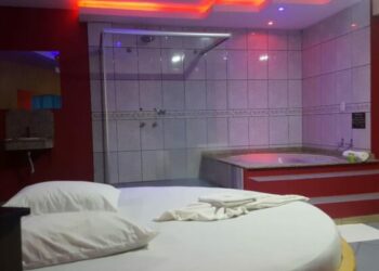 Foragida da Justiça é presa ao tentar ‘dar calote’ em motel, no Cidade de Deus