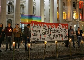 Mulher trans que teve 40% do corpo queimado morre, em Recife