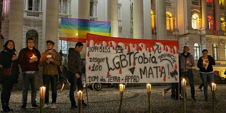 Mulher trans que teve 40% do corpo queimado morre, em Recife