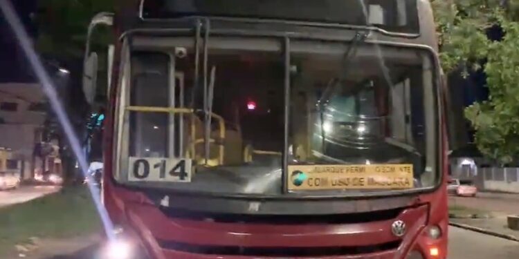 Passageiro é esfaqueado durante  assalto a ônibus na zona Norte de Manaus