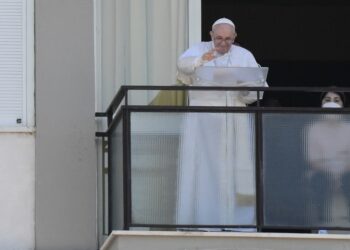 Papa Francisco celebra missa do quarto do hospital que está internado