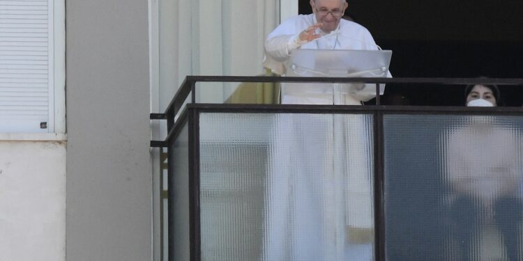 Papa Francisco celebra missa do quarto do hospital que está internado