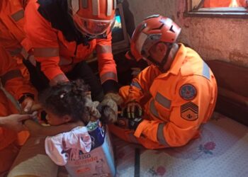 Criança de três anos é resgatada após ficar presa dentro de lata de tinta