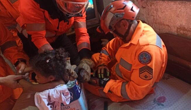 Criança de três anos é resgatada após ficar presa dentro de lata de tinta