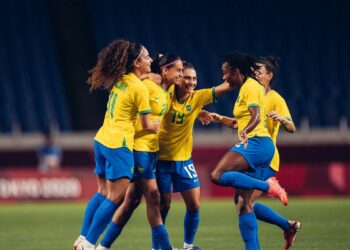 Seleção feminina de futebol bate a Zâmbia e pega o Canadá nas quartas