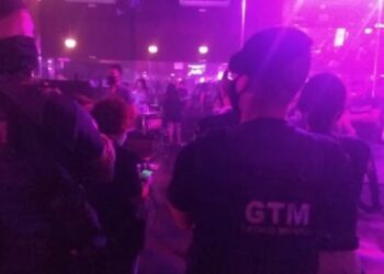 Casa de swing é fechada por promover aglomeração sem roupa, nem máscaras