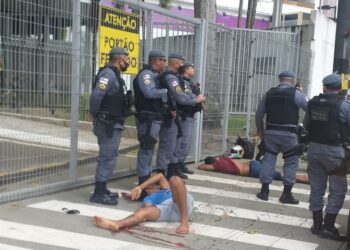 Suspeitos de roubar drogaria são baleados após trocarem tiros com a polícia, em Manaus