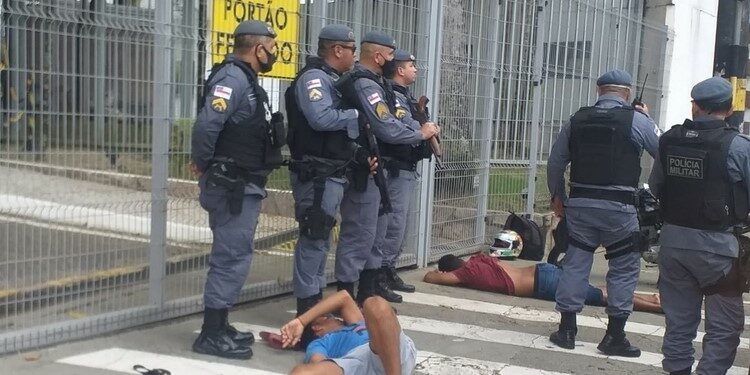 Suspeitos de roubar drogaria são baleados após trocarem tiros com a polícia, em Manaus
