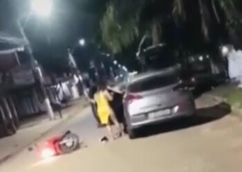 Traição: Mulher surta ao flagrar marido com travesti; veja o vídeo