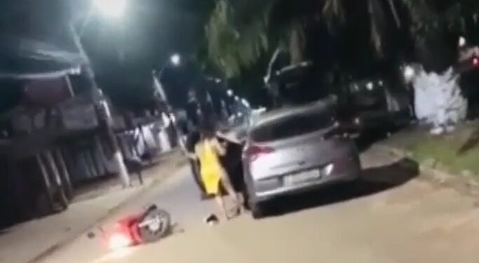 Traição: Mulher surta ao flagrar marido com travesti; veja o vídeo