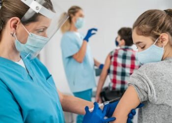 Adolescente com deficiência entra para grupo prioritário de vacinação contra Covid-19