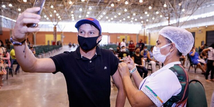 Manaus: vacinação retoma 1ª dose e jovens de 19 anos já podem ser imunizados