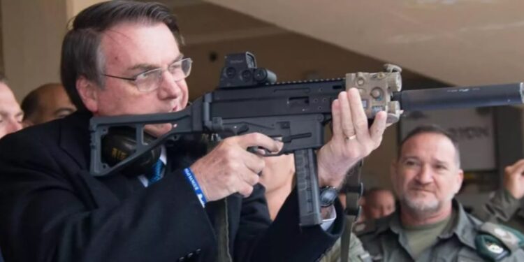 Bolsonaro chama de ‘idiota’ quem prefere comprar feijão no lugar de fuzil