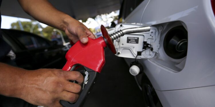 Litro da gasolina sobe R$ 0,09 nas refinarias da Petrobras a partir dessa quinta (11)